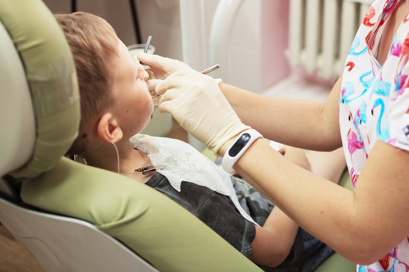 Zgrzytanie zębami u dzieci – jakie są przyczyny i sposoby leczenia?