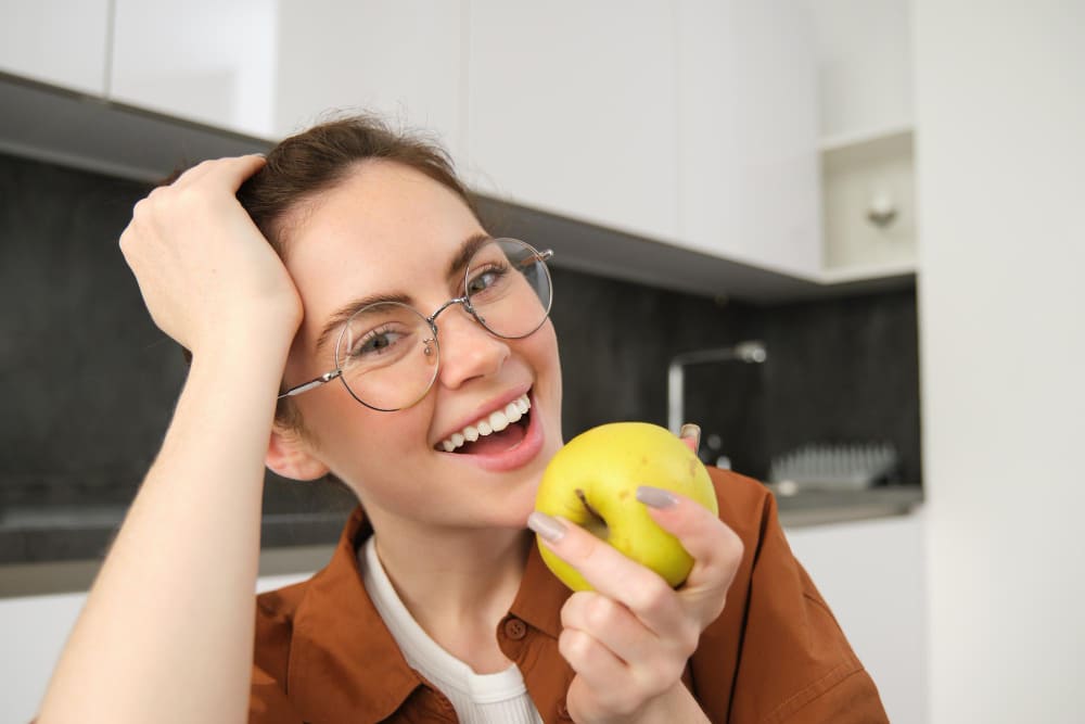 Kobieta je jabłko, zdjęła nakładki invisalign